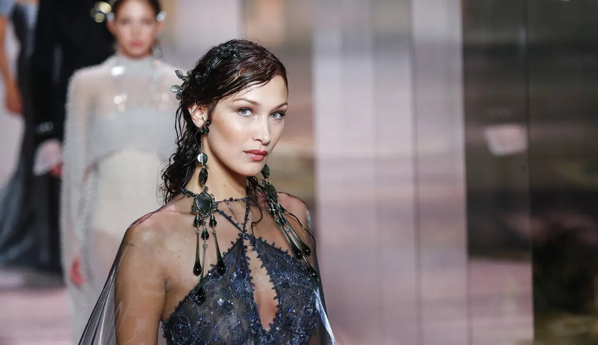 Model Bella Hadid mengenakan busana kreasi Fendi's Spring-Summer 2021 Haute Couture dalam acara Paris Fashion Week di Paris, Prancis, Rabu (27/1/2021). Paris Fashion Week 2021 diramaikan oleh deretan model ternama dunia. (AP Photo/Francois Mori)