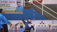 Pemain Bank Jatim Megawati Hangestri Pertiwi siap melepaskan smes saat menghadapi Kharisma Bandung pada semifinal Livoli Divisi Utama di GOR Dimyati, Tangerang, Banteng, Sabtu (19/10/2019). Bank Jatim lolos ke final usai menang 3-0. (foto: PBVSI)