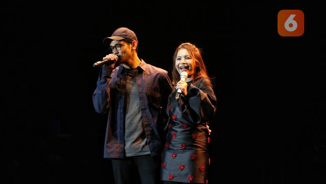 Duet Rossa dan Afgan dalam festival musik Love Fest di Istora Senayan, Jakarta Pusat, Jumat (21/2/2020) malam. (Adrian Putra/Fimela.com)