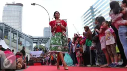 Model membawakan busana batik saat fashion show di Pelataran Sarinah, Jakarta, Minggu (2/10). Fashion show tersebut untuk memperingati hari batik nasional. (Liputan6.com/Angga Yuniar)