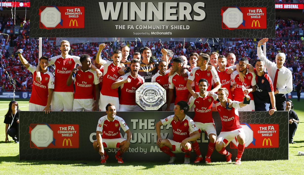 Pemain Arsenal merayakan gelar juara Community Shield 2015 di Stadion Wembley, Inggris. Minggu (2/8/2015) malam WIB. (Reuters/Darren Staples)