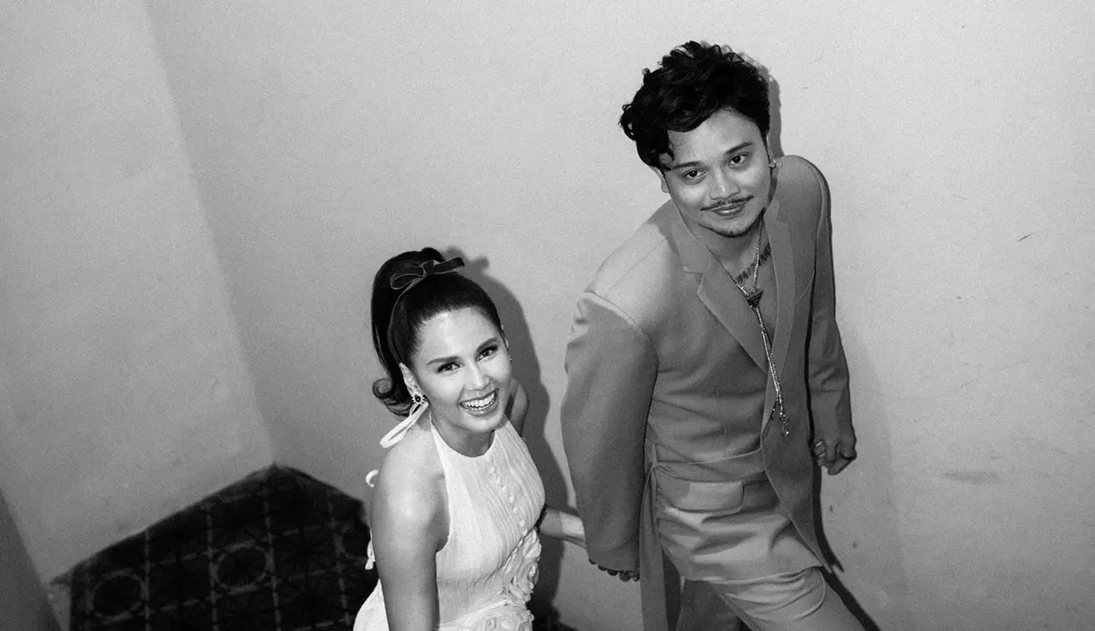 Ini adalah potret Yunita Siregar dan Derby Romero di momen gala premiere Home Sweet Loan. Filmnya disambut antusias, Yunita dan Derby Romero tak bisa sembunyikan wajah bahagianya. Dalam acara gala premiere ini, Yunita Siregar tampil cantik dengan gaun warna putih dengan tatanan rambut kuncir kuda, sementara Derby Romero gagah dengan setelan jas warna biru muda. (Liputan6.com/IG/@yunitasiregar)