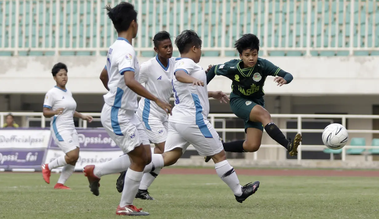 Striker Tira Persikabo Putri, Maghfirah Alifah, berebut bola dengan pemain PSIS Semarang pada lanjutan laga Liga 1 Purtri 2019 di Stadion Pakansari, Bogor, Kamis (7/11). Tira Persikabo Putri menang 2-0 atas PSIS Semarang. (Bola.com/Yoppy Renato)