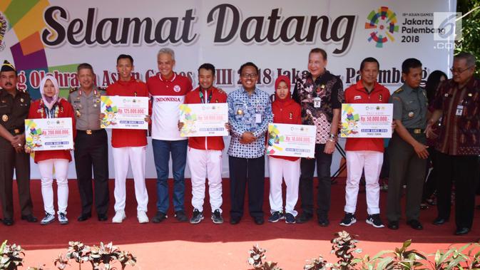 Gubernur terpilih Jateng, Ganjar Pranowo (kelima kiri) berfoto bersama para atlet asal Jawa Tengah peraih medali Asian Games 2018 di Semarang, Selasa (4/9). Pemprov Jawa Tengah memberikan bonus ke atlet peraih medali di Asian Games. (Liputan6.com/Gholib)