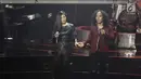 Penampilan kolaborasi grup band Slank bersama penyanyi wanita, Kikan dalam konser yang bertajuk Slank In Love di Jakarta, Selasa (27/2). Bernuansa rock, lagu Foto Dalam Dompet sukses menuai decak kagum. (Liputan6.com/Faizal Fanani