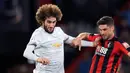 Gelandang Manchester United, Marouane Fellaini berebut bola dengan pemain Bournemouth, Andrew Surman pada pertandingan Liga Inggris di Stadion Vitality, (18/4). MU menang 2-0 atas Bournemouth. (AP Photo/Adam Davy)