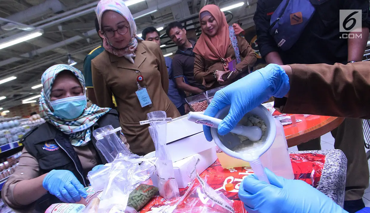 Petugas menguji sampel dagangan saat melakukan sidak di sejumlah pasar dan supermarket kawasan BSD, Selasa (15/5). Sidak tersebut untuk mengecek ketersediaan dan kestabilan harga stok pangan menjelang bulan Ramadan. (Merdeka.com/Arie Basuki)