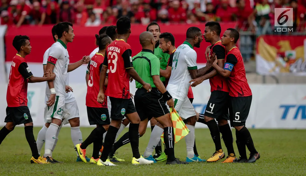 Pemain saling dorong saat terjadi keributan antar kedua Timnas  dalam laga penyisihan grup B SEA Games XXIX Kuala Lumpur di Stadion Majlis Perbandaran Selayang, Malaysia, Minggu (20/8). (Liputan6.com/Faizal Fanani)
