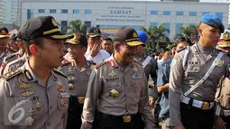 Kapolri Jenderal Badrodin Haiti tiba untuk mengikuti apel gelar pasukan operasi ketupat 2015 di Mapolda Metro Jaya, Jakarta, Kamis (9/7/2015). Operasi Ketupat 2015 dilaksanakan 9 sampai 25 Juli 2015. (Liputan6.com/Helmi Afandi)