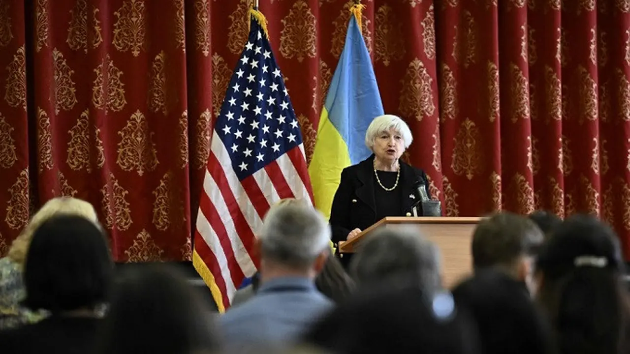 Menteri Keuangan Amerika Serikat Janet Yellen dalam kunjungan ke sebuah sekolah di Kyiv, Ukraina, Senin (27/2/2023). (Dok. Genya Savilov / AFP)
