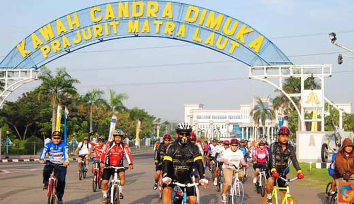 Citzien6, Surabaya: Para peserta fun bike terlihat keluar dari gerbang mako kobangdikal. (Pengirim: Penerangan Kobangdikal)