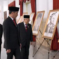 Presiden Jokowi bersama Wakil Presiden Ma'ruf Amin melihat foto Sultan Himayatuddin usai penganugerahan gelar pahlawan nasional. (Setpres/Biro Pers)