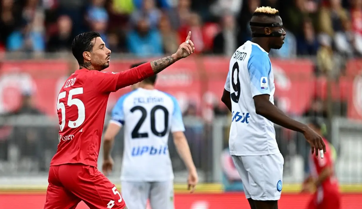 <p>Akan tetapi, mereka juga masih diperkuat sang bomber andalan Victor Osimhen selaku starter dan Khvicha Kvaratskhelia, yang turun sebagai pengganti. (GABRIEL BOUYS/AFP)</p>