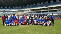 Skuad Farmel Isvil Football Academy  atau Farmel FA U-14 dalam kesempatan beruji coba di Stadion Gelora Bandung Lautan Api (GBLA), Sabtu-Minggu (5-6/8/2023). (Dok. Farmel FA)