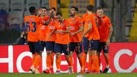 Para pemain Istanbul Basaksehir merayakan gol yang dicetak oleh Demba Ba ke gawang Manchester United pada laga Liga Champions di Stadion Fatih Terim, Kamis (5/11/2021). MU takluk dengan skor 2-1. (AP Photo)