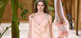 Seorang model mengenakan busana sebagai bagian dari koleksi Chanel Haute Couture Musim Gugur/Musim Dingin 2026-2027 untuk Wanita yang dipresentasikan di Paris, Selasa, 7 Juli 2026. (AP Photo/Emma Da Silva)