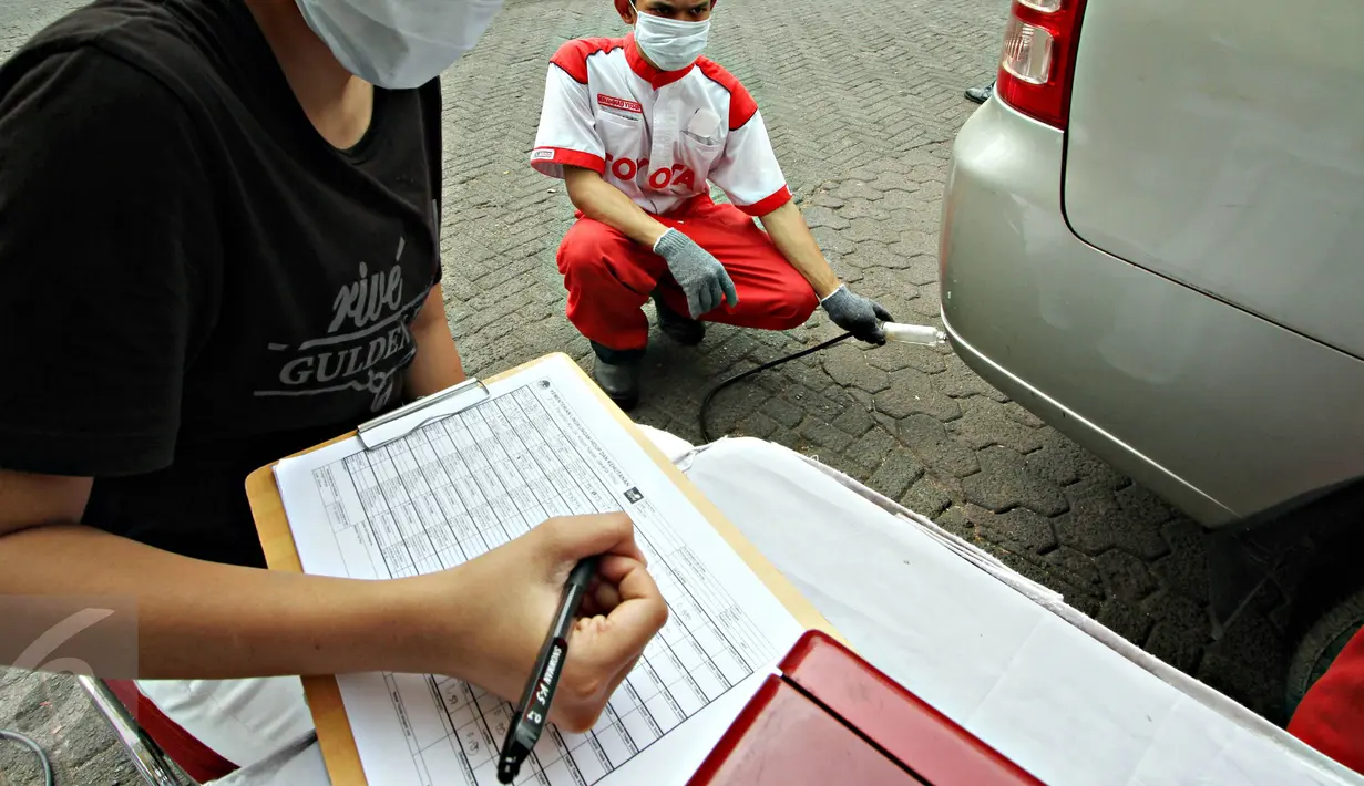Petugas terlihat mencatat hasil pengujian gas buang salah satu kendaraan saat uji emisi di Jalan Proklamasi, Jakarta, Selasa (6/10/2015). Uji emisi gratis tersebut bertujuan untuk mengevaluasi kualitas udara perkotaan. (Liputan6.com/Immanuel Antonius)