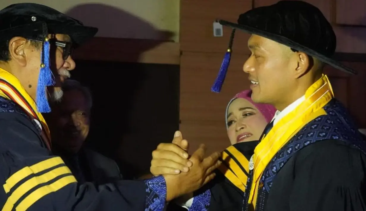 "Upacara wisuda ini jadi istimewa dibanding acara wisuda lain bagi kami karena saya n Mayor inf Zulfikar putra saya juga bareng di wisuda di fakultas yang sama dan gelar Doktor di jurusan yang sama," lanjut pemeran Nagabonar dalam film Naga Naga Naga. [Instagram/deddy_mizwar]