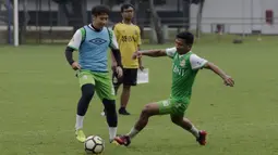 Pemain Bhayangkara FC, Lee Yoo-joon, mengontrol bola saat latihan di Lapangan ABC Senayan, Jakarta, Rabu (13/2). Latihan ini merupakan persiapan Piala Indonesia dan Piala Presiden. (Bola.com/Yoppy Renato)