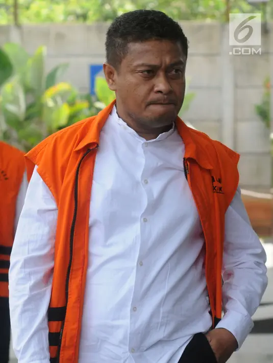 Gaya Bupati Buton Selatan nonaktif  Agus Feisal Hidayat saat tiba di Gedung KPK, Jakarta, Jumat (22/6). KPK memperpanjang masa penahanan Agus selama 30 hari ke depan. (Merdeka.com/Dwi Narwoko)