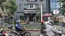 Pengendara motor melintas di depan pasien Covid-19 yang sedang berjemur di sebuah hotel kawasan Salemba, Jakarta, Senin (22/2/2021). Para pasien Covid-19 memilih hotel dengan alasan lebih nyaman dan privasi dibandingkan rumah sakit meskipun mengeluarkan biaya lebih.  (merdeka.com/Iqbal S. Nugroho)