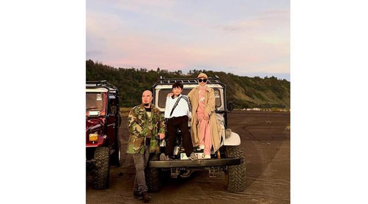 5 Gaya Kasual Mulan Jameela saat Liburan di Bromo, Outer dan Topi Visor Senada