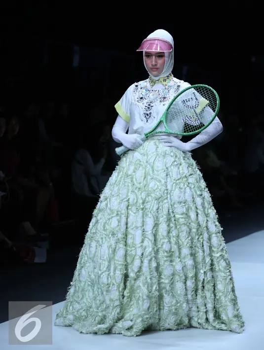 Seorang model membawakan busana Wardah Cosmetik  rancangan Dian Pelangi  pada hari kedua Jakarta Fashion Week (JFW) 2016 di Senayan city, Jakarta, Minggu (25/10/2015). Dian lebih banyak menggunakan materi yang ringan. (Liputan6.com/Herman Zakharia)