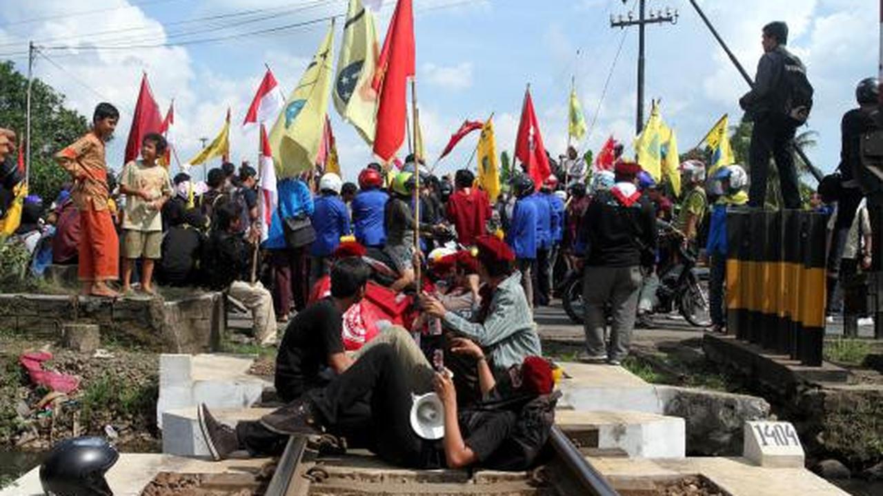 Rel diblokir, perjalanan KA terganggu