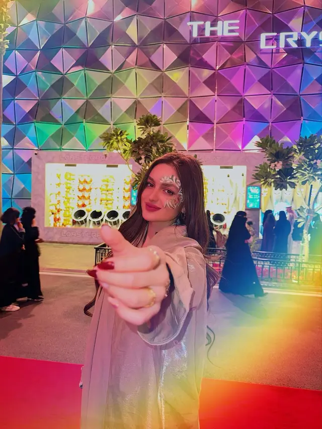 6 Potret Jeniver Challia, Suporter Bola di Qatar yang Viral Mirip Nia Ramadhani