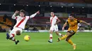 Gelandang Wolverhampton Wanderers, Daniel Podence, berebut bola dengan bek Southampton, Jannik Vestergaard, pada laga lanjutan Liga Inggris di Molineux Stadium, Selasa (24/11/2020) dini hari WIB. Wolverhampton imbang 1-1 menghadapi Southampton. (AFP/Michael Steele/pool)