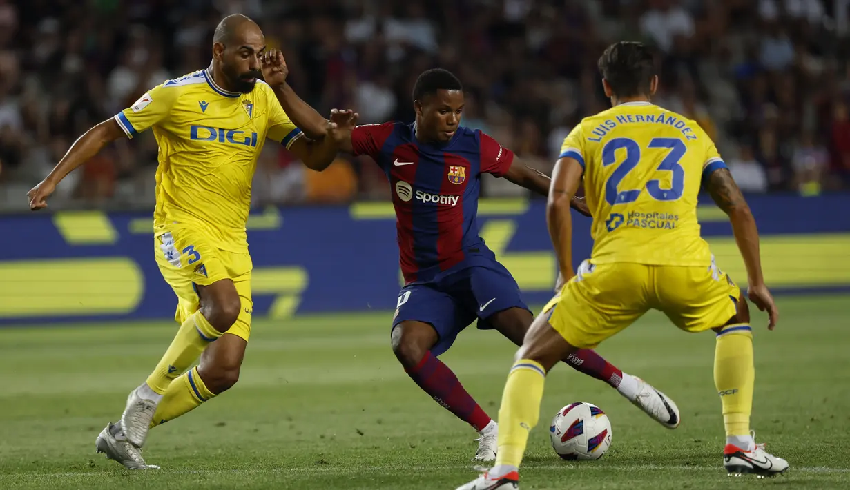 Dalam laga ini Barcelona tidak didampingi pelatih Xavi Hernandez karena dihukum akibat kritik LaLiga. (AP Photo/Joan Monfort)