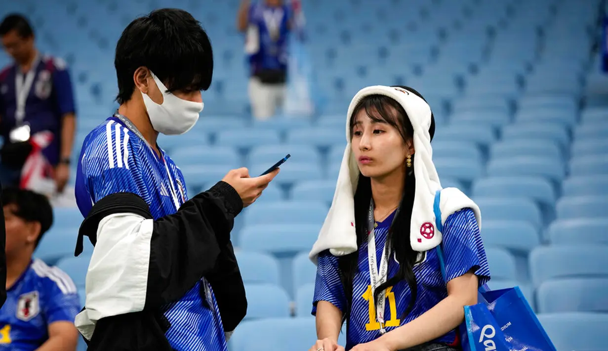 Suporter Jepang bereaksi setelah Kroasia mengalahkan Jepang pada pertandingan sepak bola babak 16 besar Piala Dunia 2022 di Stadion Al Janoub, Al Wakrah, Qatar, 5 Desember 2022. Jepang disingkirkan Kroasia dari Piala Dunia 2022 lewat adu penalti. (AP Photo/Eugene Hoshiko)