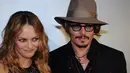 Setelah bercerai dari Amber Heard, sosok Johnny Depp memang tak lepas dari pemberitaan publik. Si duda keren yang satu ini juga tak jarang disebut dekat dengan beberapa wanita dan seakan mencari pengganti Amber. (AFP/Bintang.com)