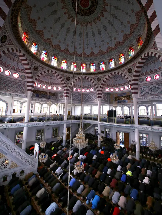 Jamaah Muslim Australia bersujud saat salat di bulan suci Ramadan di Masjid Gallipoli yang terletak di pinggiran Auburn, Sydney, Australia, Jumat (10/7/2015). Gambar diambil tanggal 10 Juli 2015. (REUTERS/David Gray)