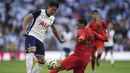 Pemain Tottenham Hotspur, Son Heung-min (kiri) berebut bola dengan pemain Bayern Munchen, Jamal Musiala pada laga persahabatan yang berlangsung di Tottenham Hotspur Stadium, London, Inggris, Minggu (11/08/2024) dini hari WIB. (AP Photo/PA/Bradley Collyer)