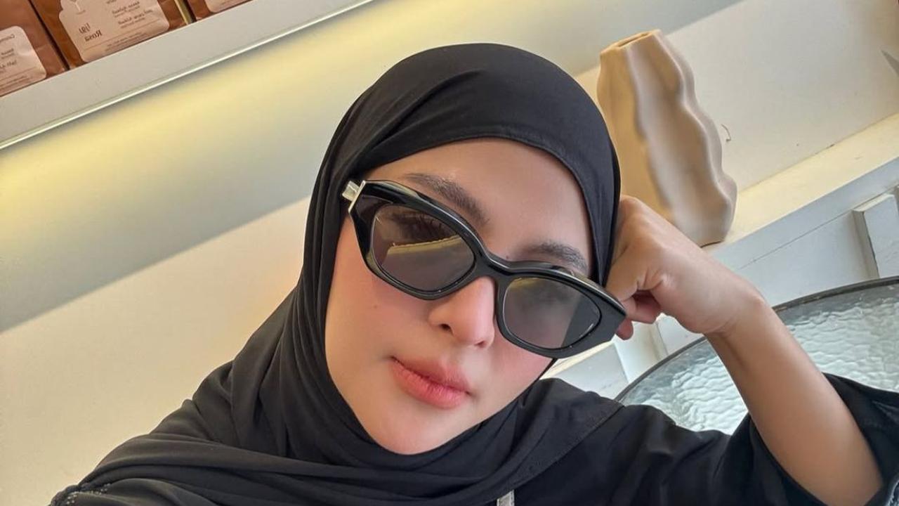 7 Potret Thya Sethya saat Pakai Hijab setelah Tinggalkan MMA, Sempat Tampil Bercadar Ketika Umroh