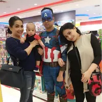 Rieta Amalia bersama Nagita Slavina, Raffi Ahmad, dan Rafathar (Instagram)