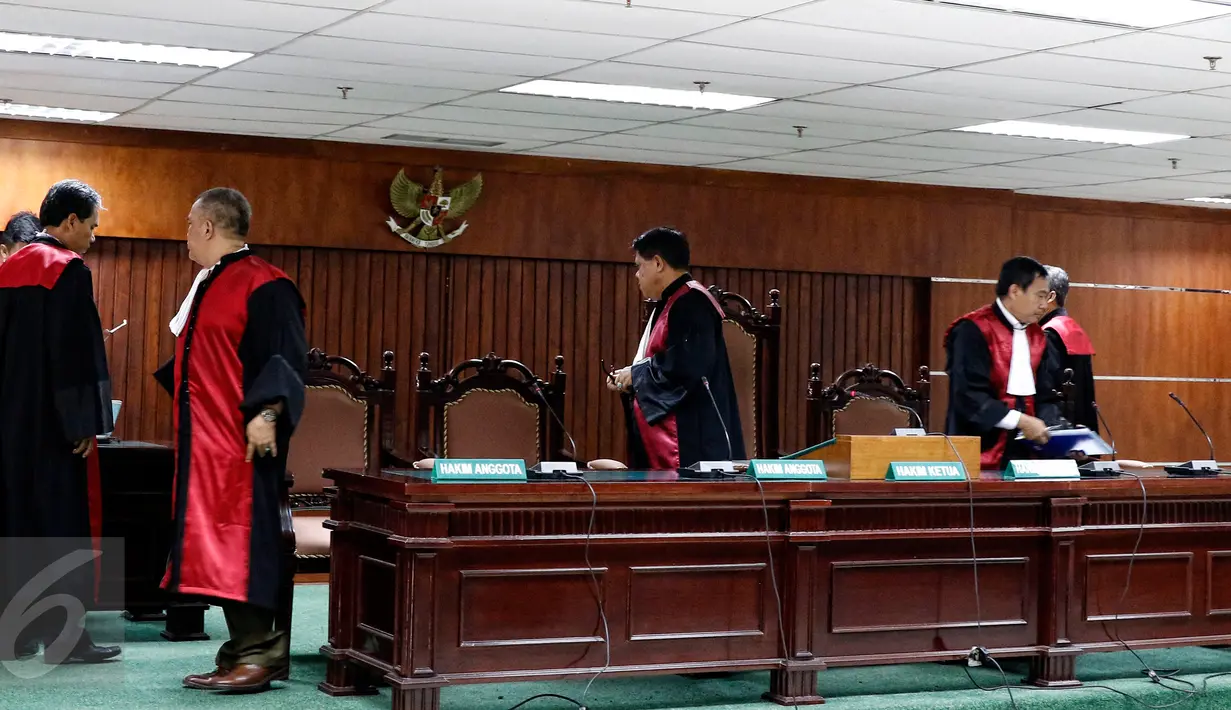 Majelis hakim meninggalkan ruang sidang usai sidang dakwaan untuk OC Kaligis di Pengadilan Tipikor, Jakarta, Kamis (20/8). Hakim Tipikor menunda persidangan tersebut sebab OC Kaligis tidak hadir dikarenakan sakit. (Liputan6.com/Yoppy Renato)