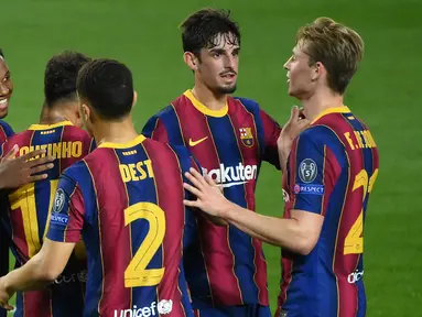 Pemain Barcelona merayakan gol yang dicetak Ansu Fati ke gawang Ferencvaros pada matchday 1 Grup G Liga Champions 2020/2021 di Camp Nou, Rabu (21/10/2020) dini hari WIB. Barcelona menang 5-1 atas Ferencvaros. (AFP/Lluis Gene)