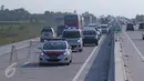 Petugas mengarahkan pemudik untuk melakukan contra flow di dalam Tol Brebes, Jawa Barat, Senin (4/7). Contra flow tersebut diberlakukan untuk memecah kemacetan di Tol Pejagan. (Liputan6.com/Angga Yuniar)