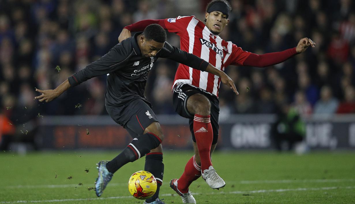 Pemain Liverpool, Jordon Ibe (kiri) berebut bola dengan pemain Southampton pada laga perempat final Piala Liga Inggris di Stadion St. Mary's, Southampton, Kamis (3/12/2015) dini hari WIB. (AFP Photo/Adrian Dennis)