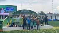 Tim all stars Kudus yang berhasil menjadi juara di pergelaran MilkLife Soccer Challenge All Stars di Supersoccer Arena, Kudus, Jawa Tengah, Minggu (26/1/2025). (Bola.com/Benediktus Gerendo Pradigdo)