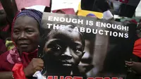 Para pengunjuk rasa melakukan aksi di depan Kedutaan Besar Nigeria di Washington, AS, terkait kasus penculikan anak yang dilakukan oleh anggota Boko Haram, (6/5/2014). (REUTERS/Gary Cameron)