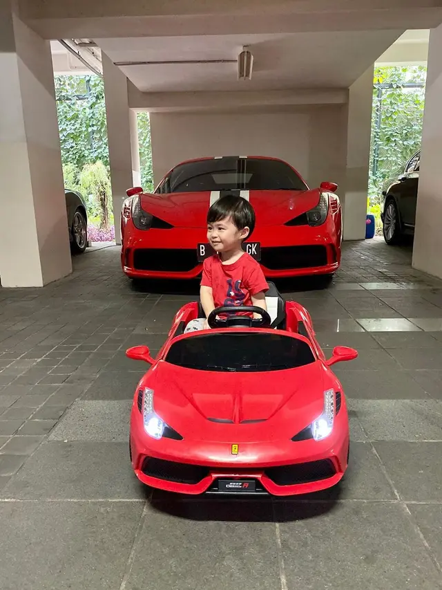 7 Koleksi Mainan Raphael Moeis, Dari Mobil Mini Hingga Gitar Supreme