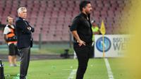Pelatih Napoli, Carlo Ancelotti (kiri) dan pelatih AC Milan, Gennaro Gattuso melihat para pemainnya bertanding pada lanjutan Liga Serie A Italia di San Paolo Stadium, Naples (25/8). Napoli menang tipis atas Milan 3-2. (AFP Photo/Alberto Pizzoli)