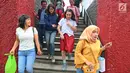 Penyanyi Ayu Ting Ting dimintai keterangan wartawan usai melakukan syuting di sebuah stasiun televisi swasta, Jakarta, Jumat (13/10). Ayu Ting Ting bungkam kepada wartawan saat dimintai keterangan. (Liputan6.com/Herman Zakharia)
