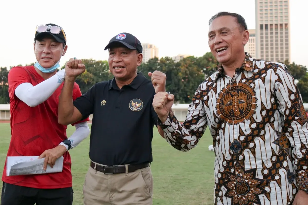 Manajer pelatih Timnas Indonesia, Shin Tae-yong, bersama Menpora Zainudin Amali dan Ketua PSSI, Mochamad Iriawan.