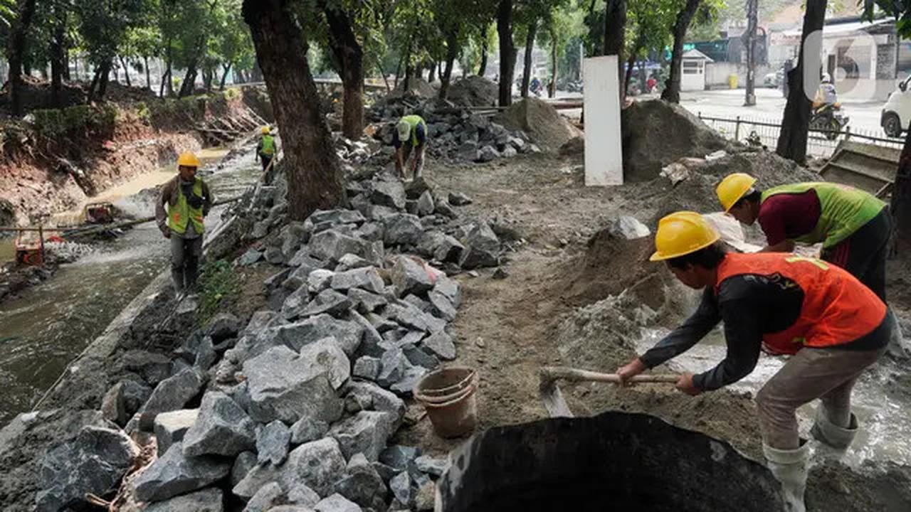 FOTO: Memantau Progres Perbaikan Turap di Pecahan Kali Ciliwung Ditargetkan Rampung pada September 2025