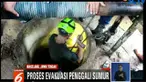 Kejadian berawal dari laporan warga yang mencium bau tak sedap dari sumur yang berada di lokasi proyek ruko di Jalan Magelang - Salatiga.