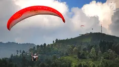 Atlet paralayang Indonesia Joni Efendi  saat nomor ketepatan mendarat (KTM) individual di Gunung Mas, Bogor (21/8).(merdeka.com/ Arie Basuki)